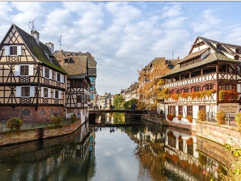 Maisons à colombages alsaciennes au bord de l'eau dans le quartier pittoresque de la Petite France à Strasbourg