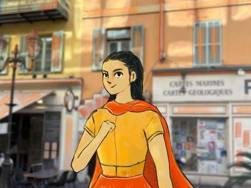 Illustration d'une jeune héroïne au style bande dessinée, superposée à une photo d'une façade de ville ensoleillée avec volets colorés et boutiques
