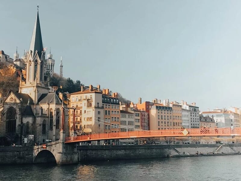 Vue de la passerelle Saint-Georges à Lyon, surplombant la Saône, avec l’église Saint-Georges et la colline de Fourvière en arrière-plan