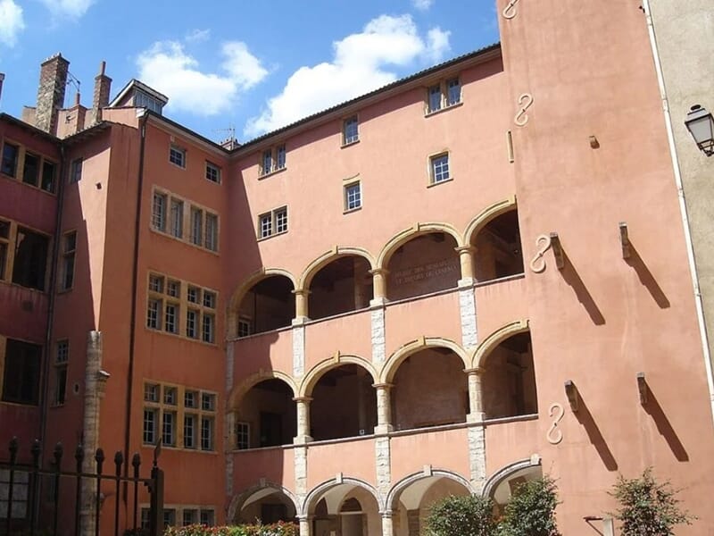 Façade d’un immeuble Renaissance dans le Vieux-Lyon, avec ses galeries à arcades superposées et ses murs aux teintes rosées