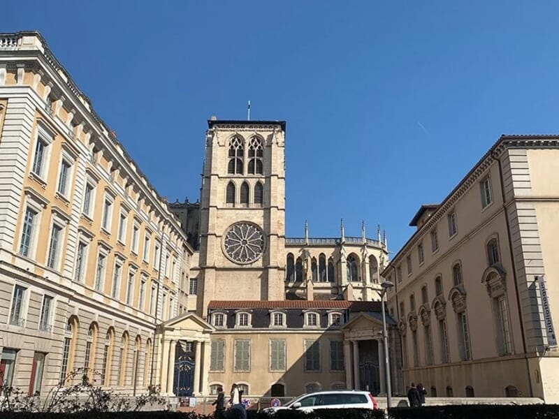 Vue de la cathédrale Saint-Jean de Lyon et de son quartier environnant, sous un ciel bleu clair