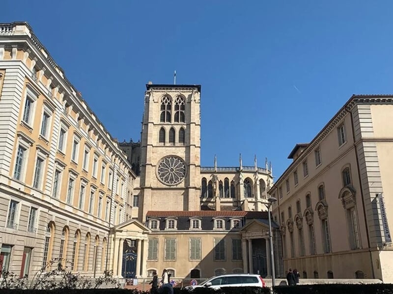 Vue de la cathédrale Saint-Jean de Lyon et de son quartier environnant, sous un ciel bleu clair