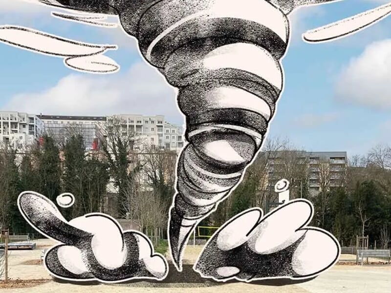 Illustration d'une tornade noire et blanche dessinée numériquement au centre d’un parc urbain avec des immeubles en arrière-plan.
