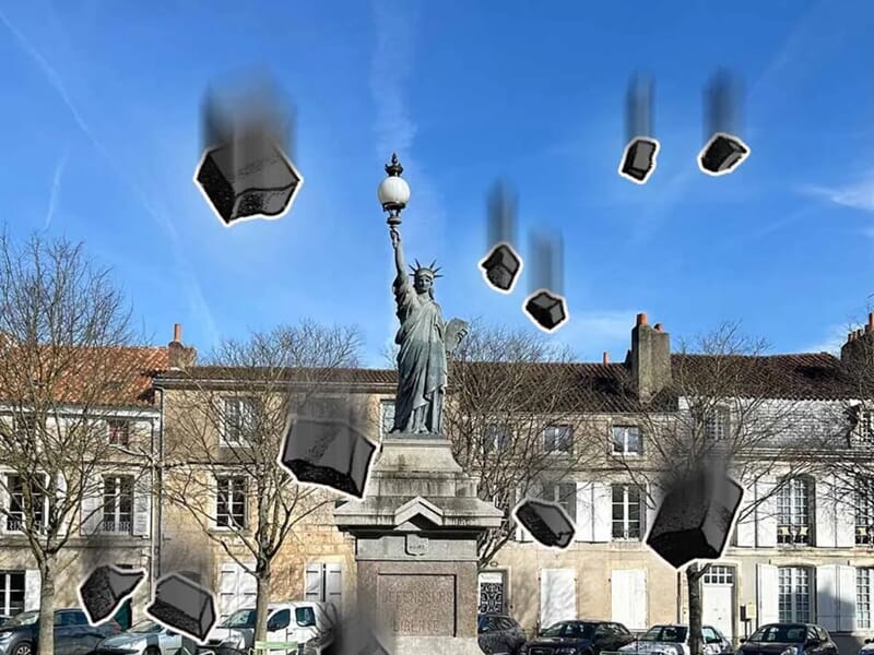 Statue de la Liberté en place publique sous un ciel bleu, avec des blocs noirs dessinés en chute libre autour d’elle.