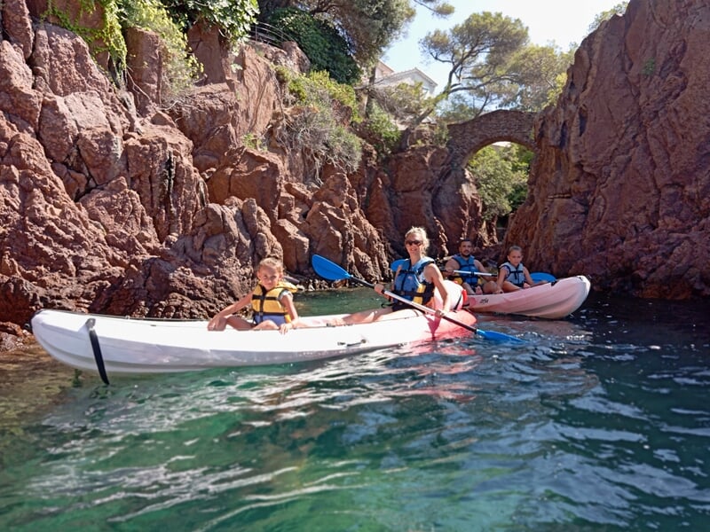 Groupe pratiquant le kayak dans la baie d'Agay