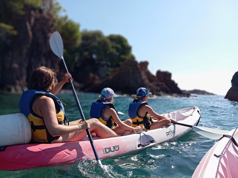 Trois personnes en kayak dans la baie d'Agay