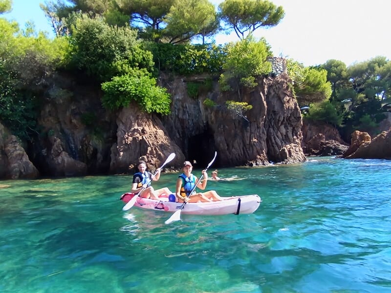 Deux personnes pratiquant le kayak dans la baie d'Agay