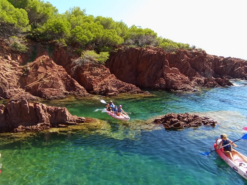 Groupe pratiquant le kayak dans la baie d'Agay