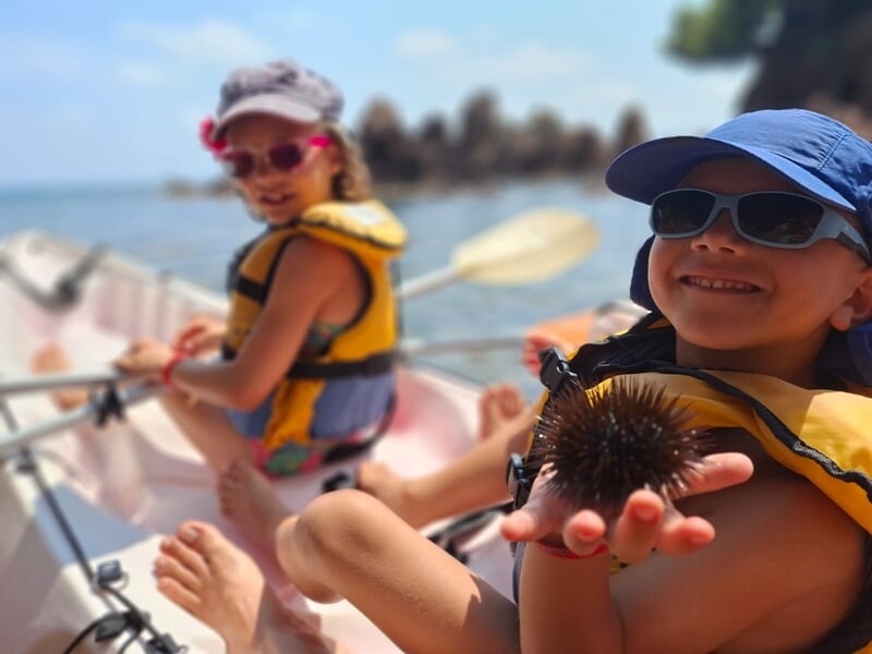 Deux enfants pratiquant le kayak et ayant trouvé un oursin