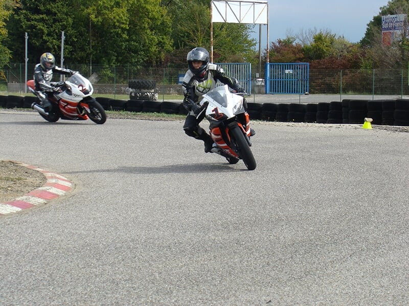 Stage moto sur circuit, location Suzuki GSXR 250