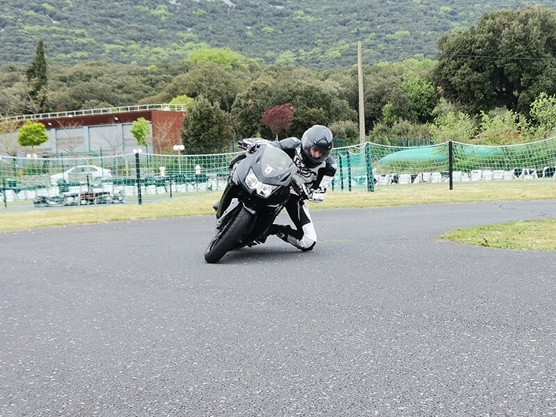 Stage moto sur circuit, apprentissage à poser le genou en virage