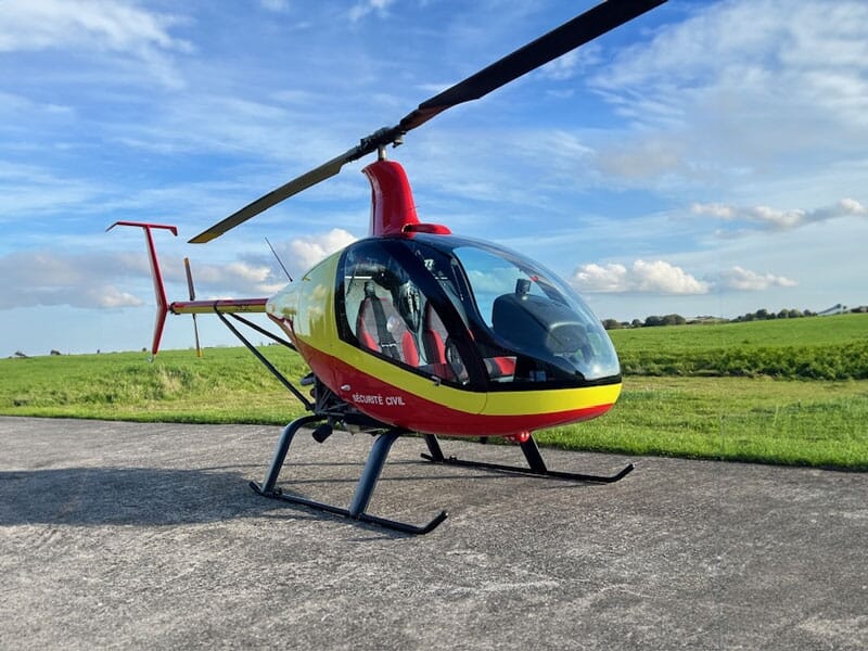 Hélicoptère ULM posé au sol près de Cambrai