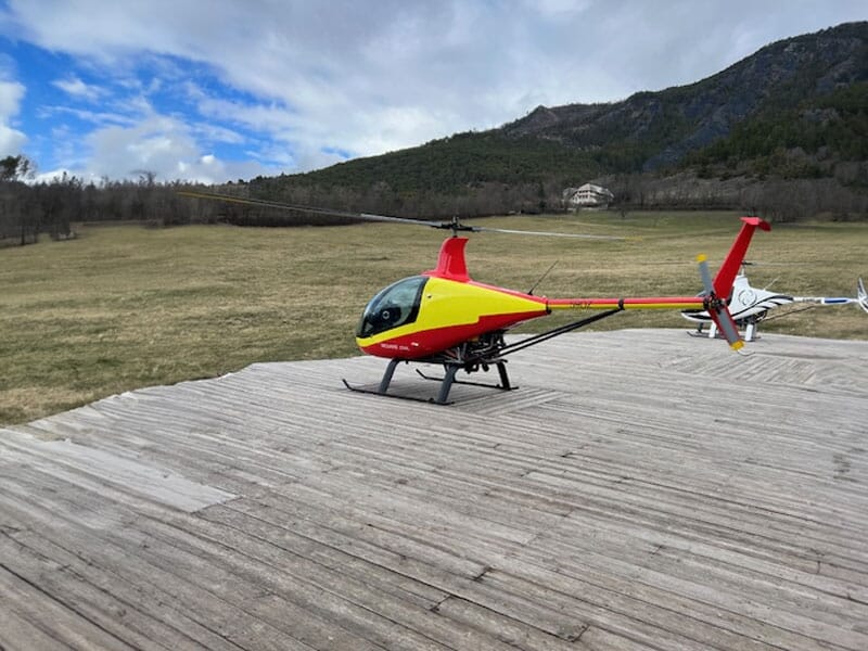 Hélicoptère ULM posé au sol dans la campagne