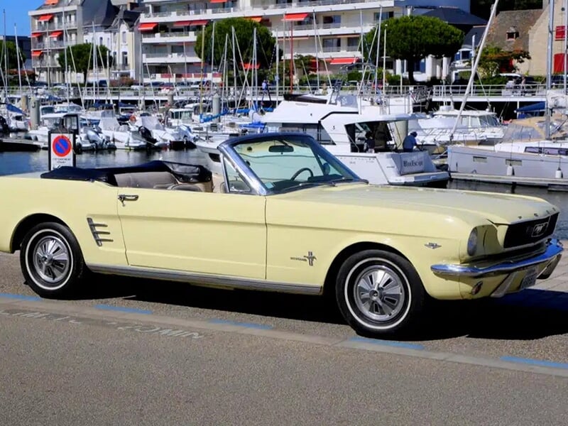Intérieur d'une Ford Mustang avec volant en bois et tableau de bord rétro.