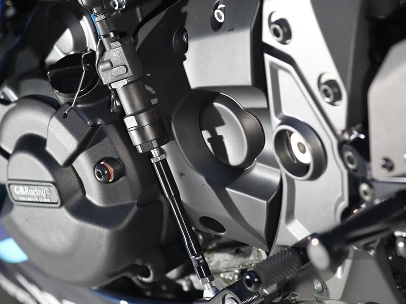 Vue rapprochée du moteur d'une moto Yamaha avec des détails sur le carter et les pièces mécaniques.