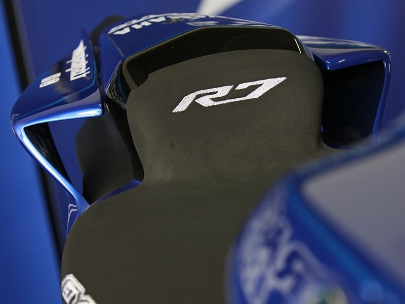 Vue arrière rapprochée de la selle d'une Yamaha R7 avec son logo brodé.