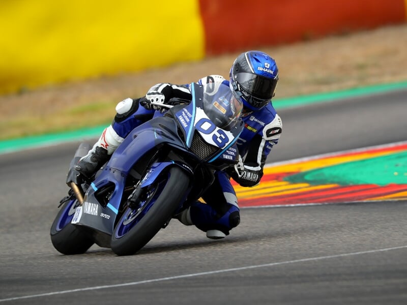 pilote en virage sur une Yamaha, démontrant la précision et la vitesse du pilotage sur circuit.