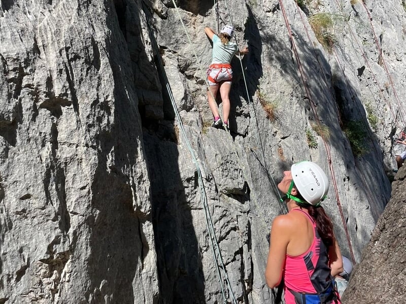 Deux femmes pratiquant l'escalade