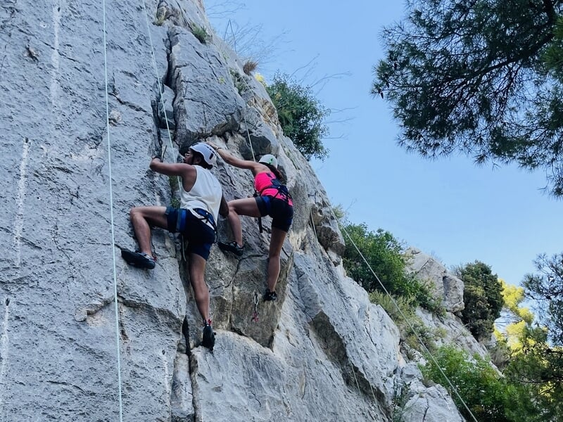 Deux personnes pratiquant l'escalade dans le Var