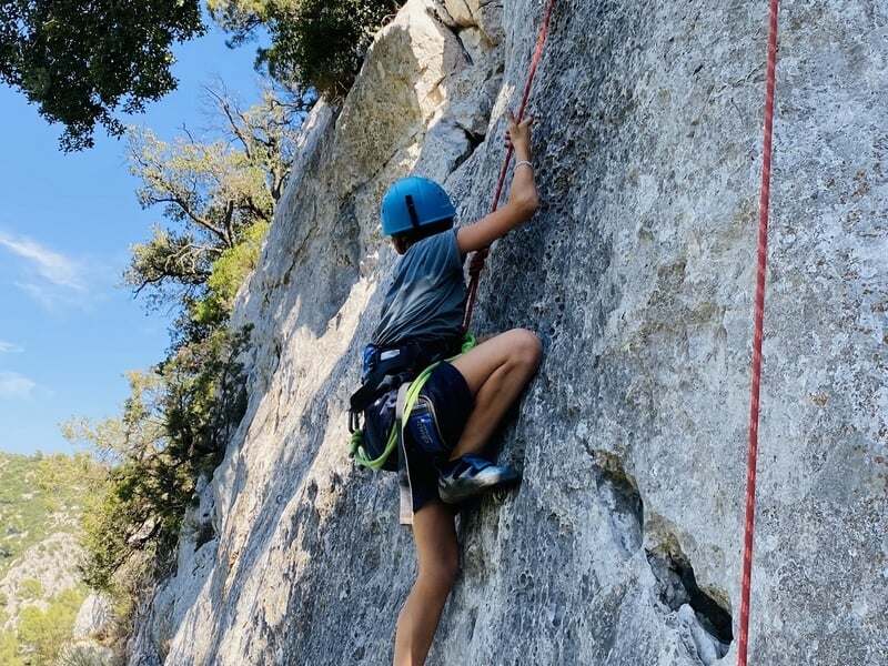 Femme pratiquant l'escalade