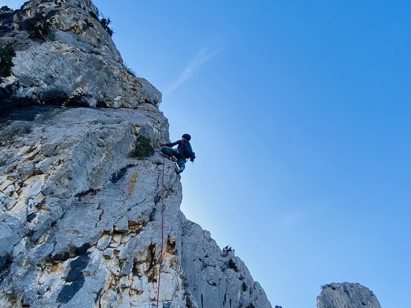 Homme pratiquant l'escalade