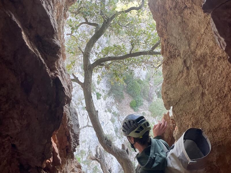 Homme pratiquant l'esacalade sur le Mont Faron