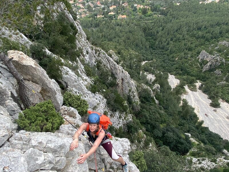 Femme pratiquant l'esacalade sur le Mont Faron