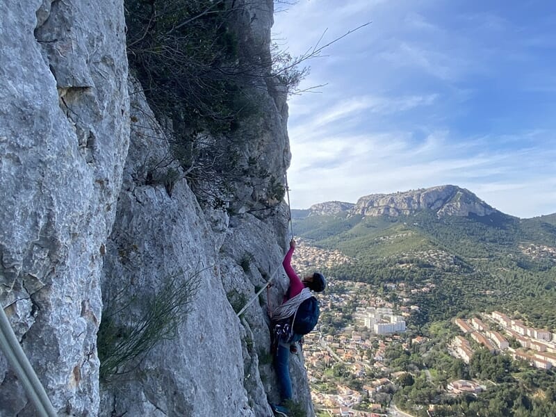 Femme faisant de l'escalade sur le Mont Faron