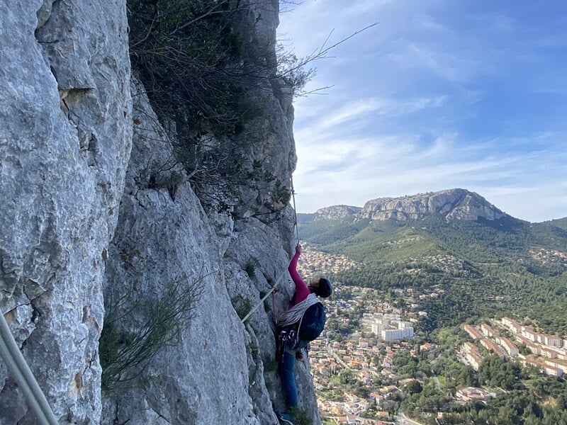 Femme faisant de l'escalade sur le Mont Faron