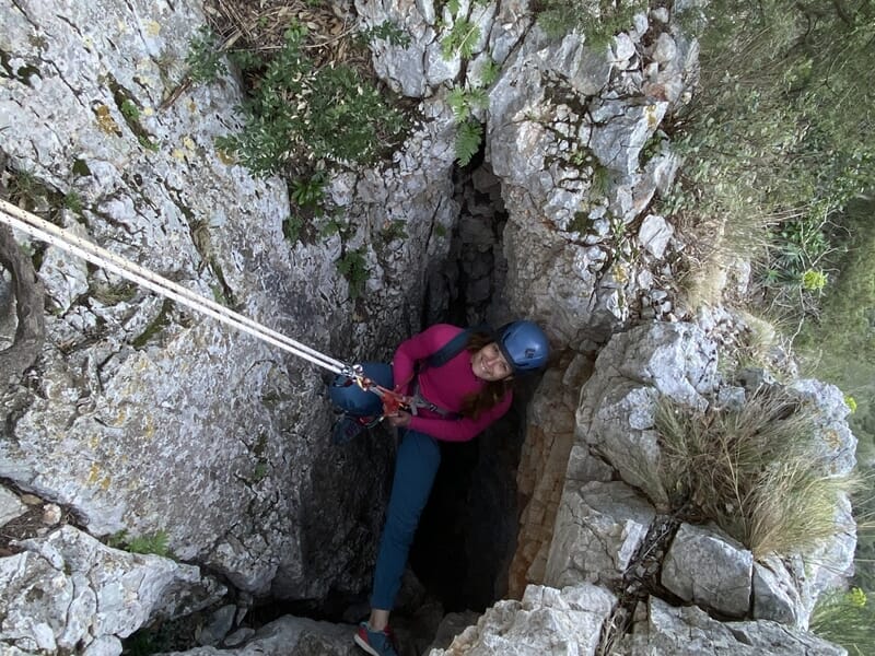 Femme pratiquant la descente en rappel
