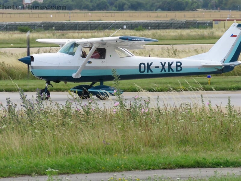 Avion sur piste de décollage