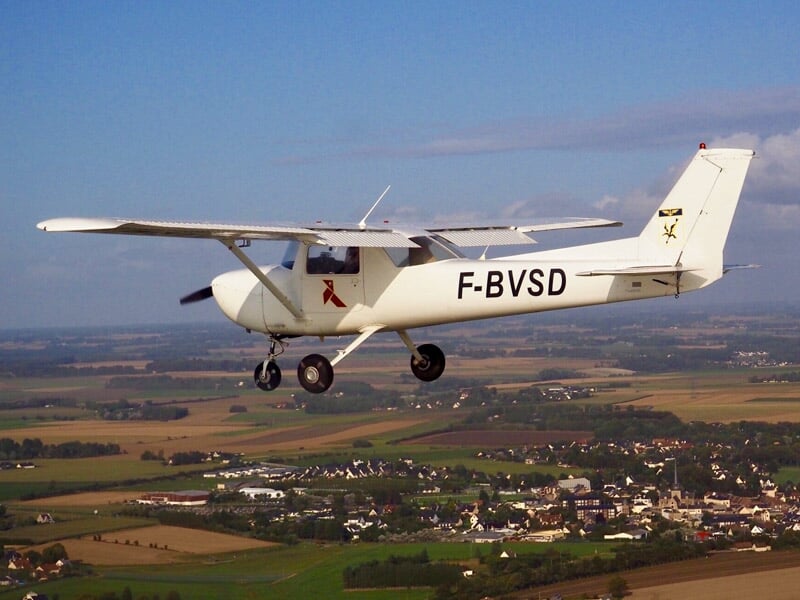 Avion survolant la campagne