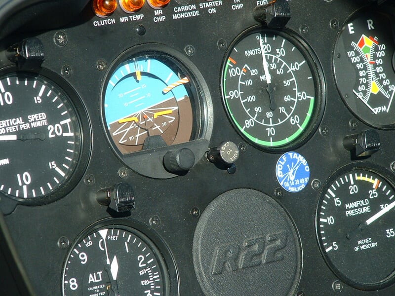 zoom sur le tableau de bord et les instruments de navigation du robinson r22