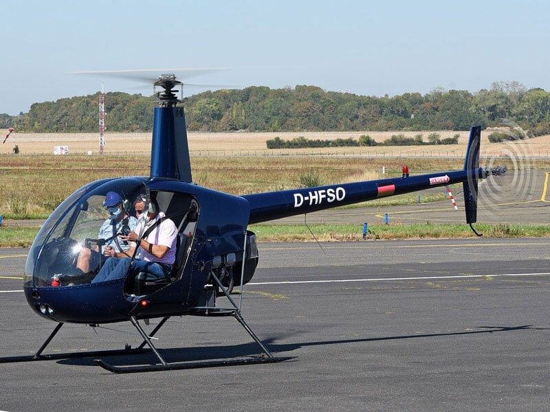 préparation du robinson R22 pour le décollage depuis la base hélico