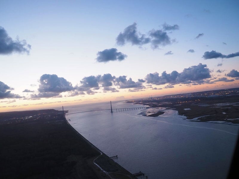 Le pont de Normandie et l'embouchure de la seine vus du ciel au coucher du soleil
