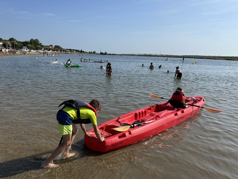Deux personnes pratiquant le kayak