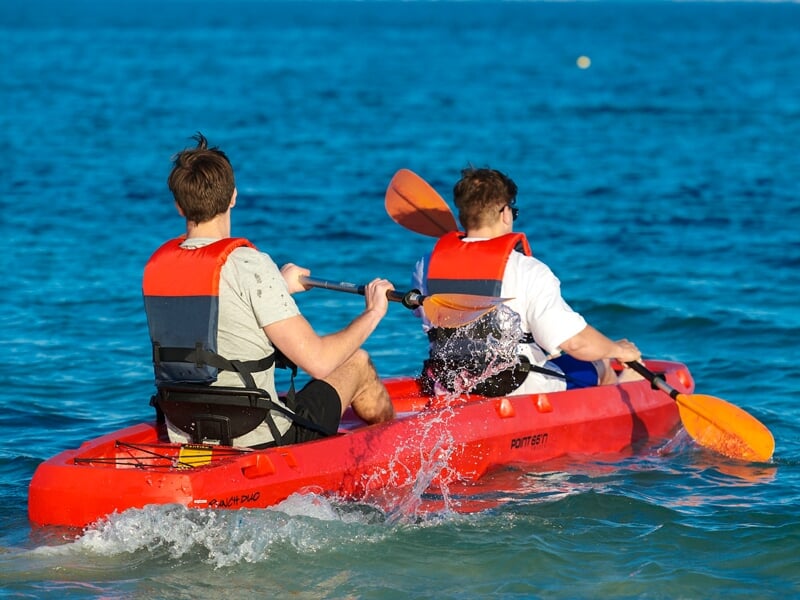 Deux personnes pratiquant le kayak