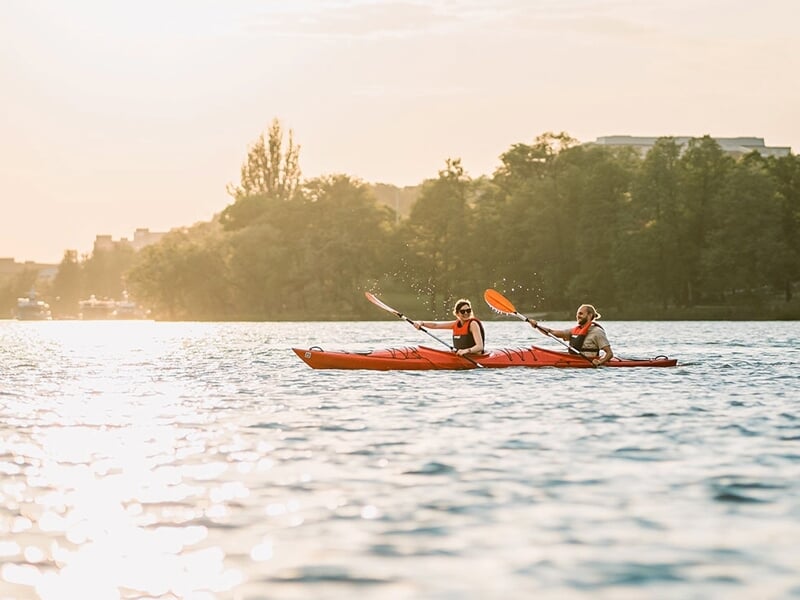 Deux personnes pratiquant le kayak