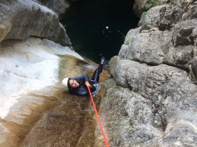 Personne descendant en rappel au canyon de Carleva