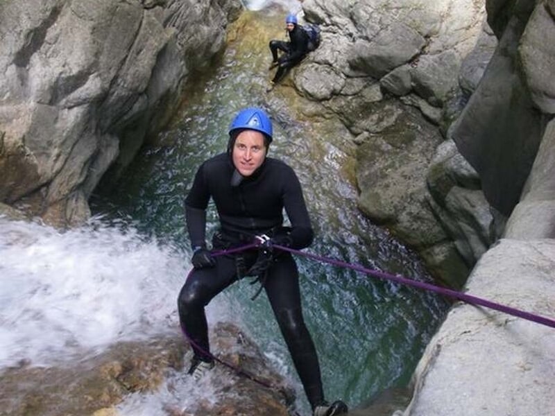 Personne descendant en rappel au canyon de Carleva