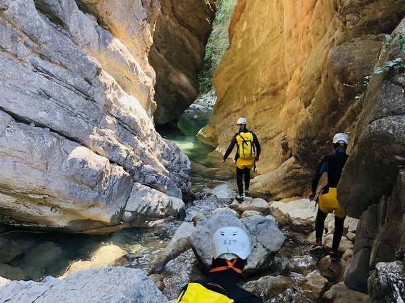 Groupe de personne pratiquant le canyoning au canyon de Carleva
