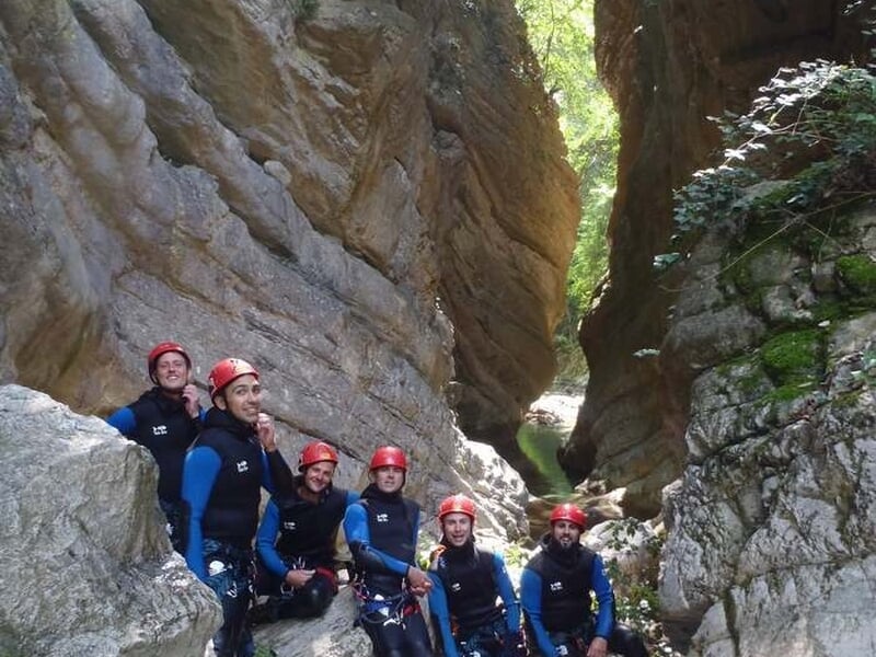 Groupe de personne pratiquant le canyoning au canyon de Carleva