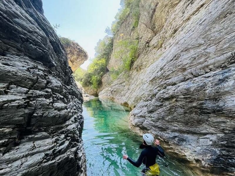 Personne pratiquant le canyoning au canyon de Barbaira