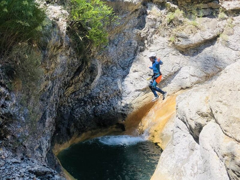 Saut dans une vasque au canyon d'Audin