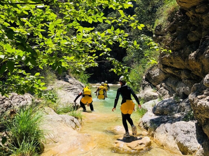 Groupe de personne pratiquant le canyoning près de Nice