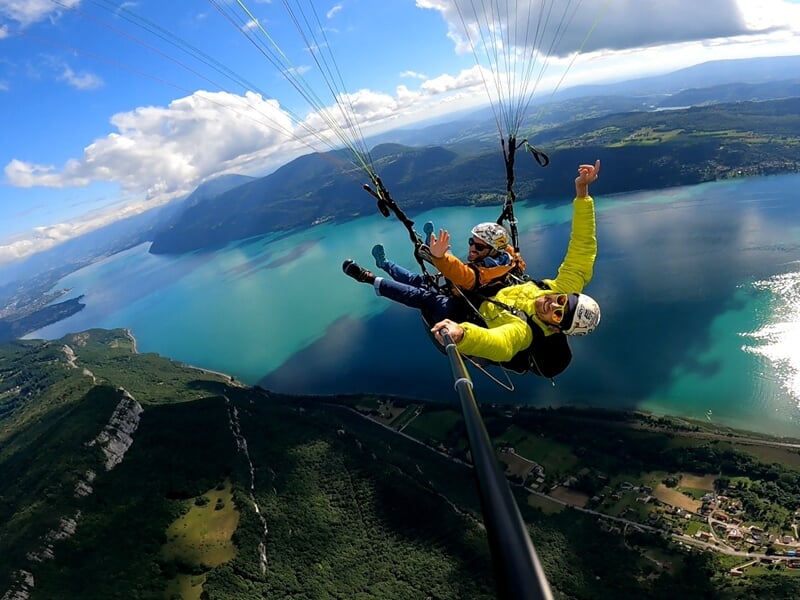 Parapente au dessus du lac d'Aiguebelette