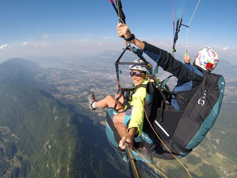 Deux personnes faisant du parapente en Savoie