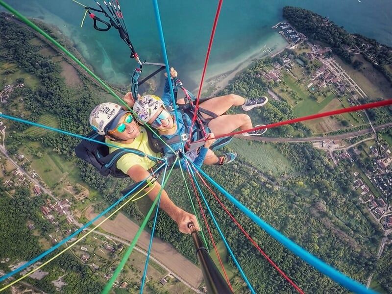 Deux personnes faisant du parapente en Savoie