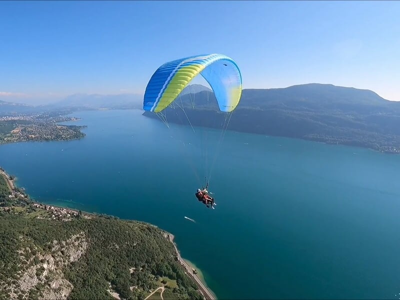 Parapente au dessus d'un lac