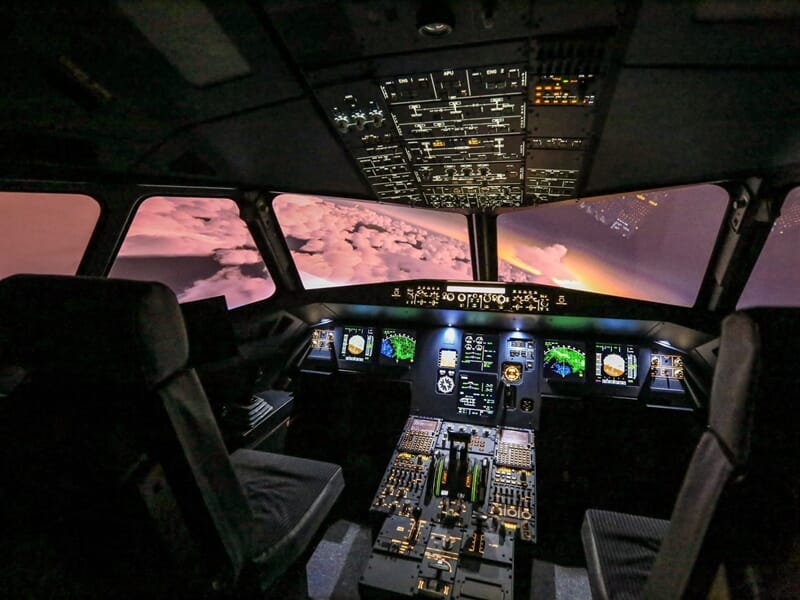 Vue de l'écran et du panneau de commande d'un simulateur de commande Airbus A320